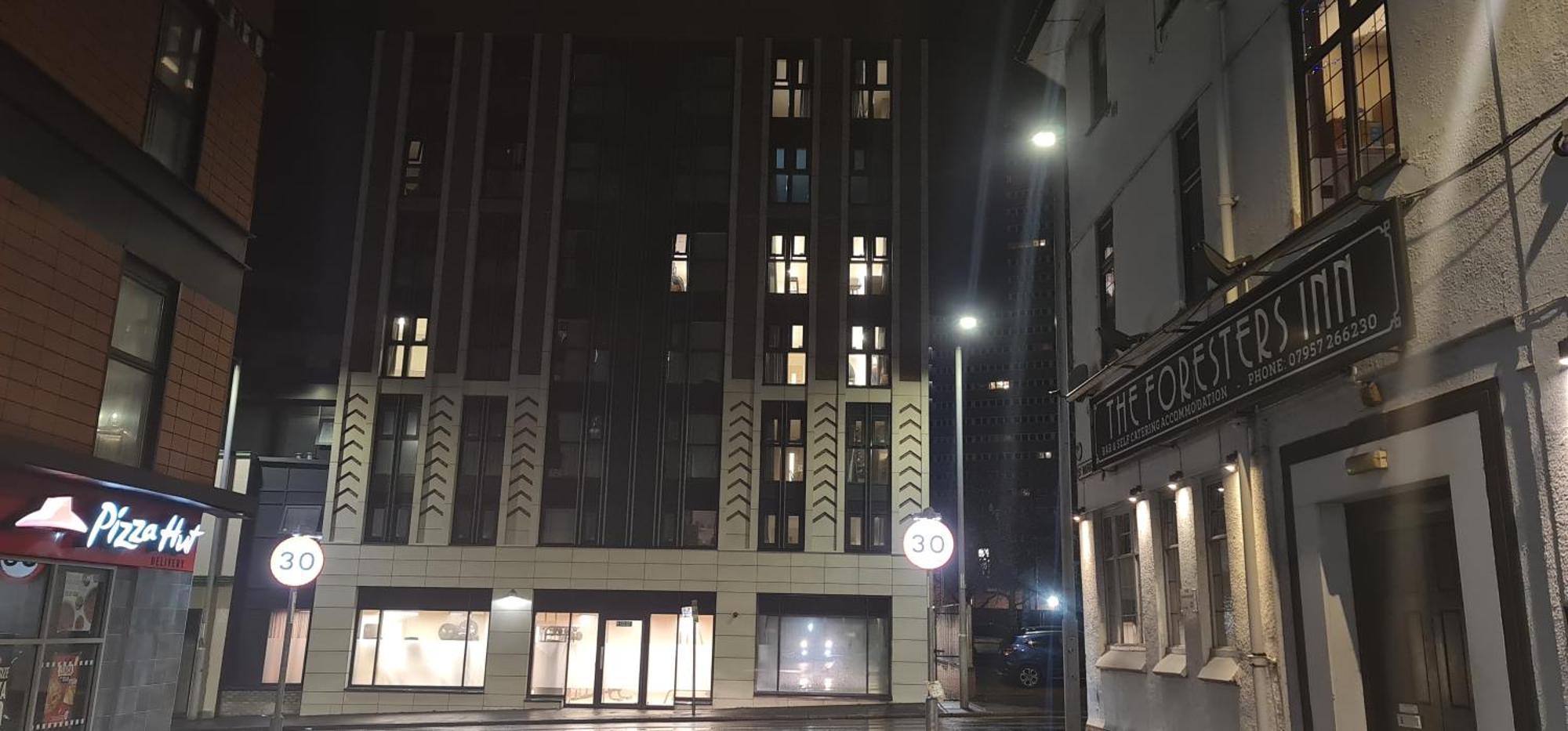 Foresters Inn Contractors Own Apartment - City Centre By Victoria Centre Shopping Centre - Your Own 7 Double Bedrooms Private Apartment With 3 Bathrooms And Snooker Room - Full Kitchen - Outdoor Parking For Cars Or Vans At Five Pounds A Day Nottingham Quarto foto